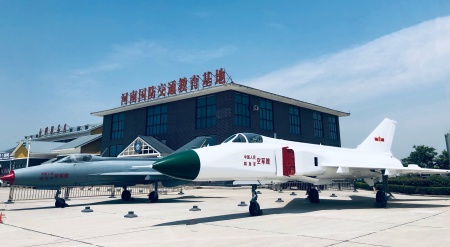 由中国人民解放军空军赠送的两架退役的歼7和歼8战机，在国教基地门口供参观者拍照合影_副本.jpg