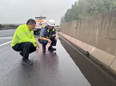 抢抓降雨间歇“黄金期” 联合养护部门开展隐患排查.jpg
