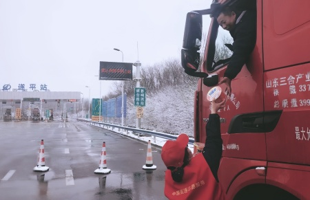2026年1月1日上午，中原高速驻马店分公司遂平收费站志愿者在出口开展志愿服务，为受冰雪天气影响的货车司机送上食品，现场还有工作人员维持秩序，暖心保障节日期间司乘人员出行需求_副本_副本_副本.jpg