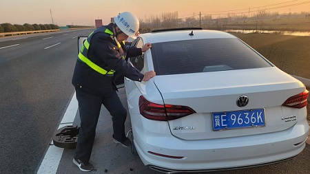 路产暖心伸援手 换胎解困获赞誉.jpg